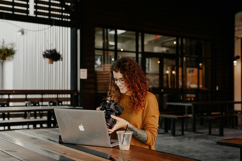 A creative entrepreneur brainstorming ideas, representing the process of choosing a creative niche and building a loyal online following through 7 actionable steps.