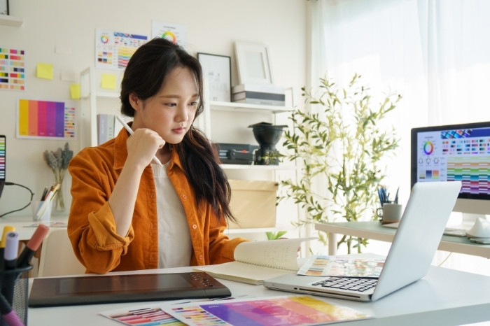 Earn income working from home as a graphic designer